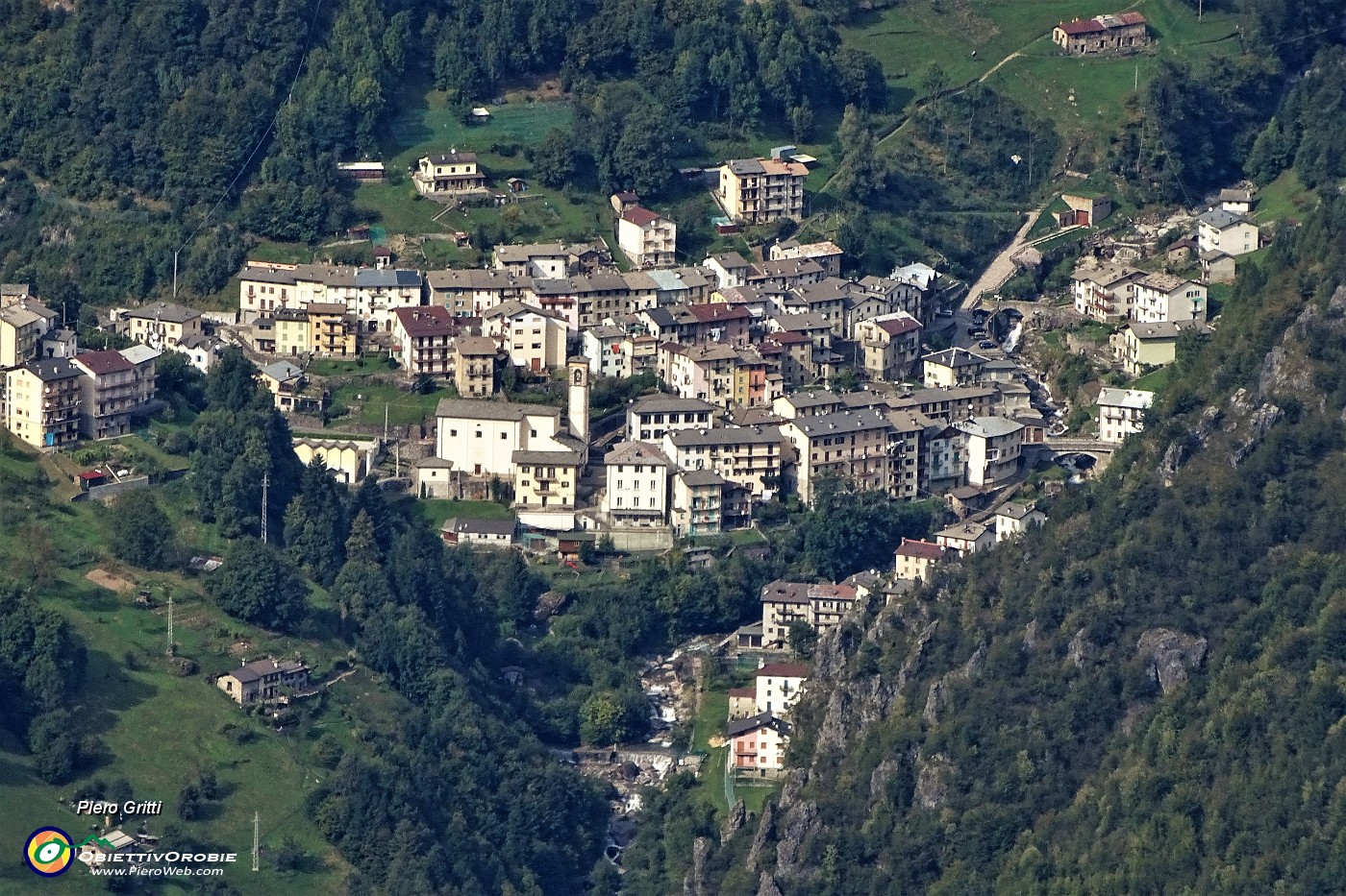 52 Zoomata a picco su Ornica.JPG